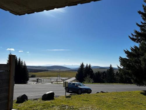 F2 Bois de la reine 4 ou 5 pers piscine et vue montagne - Location saisonnière - Besse-et-Saint-Anastaise