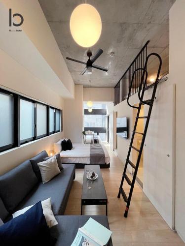 b hotel Nekoyard - Stylish Loft Studio Steps from Peace Park - Apartment - Hiroshima