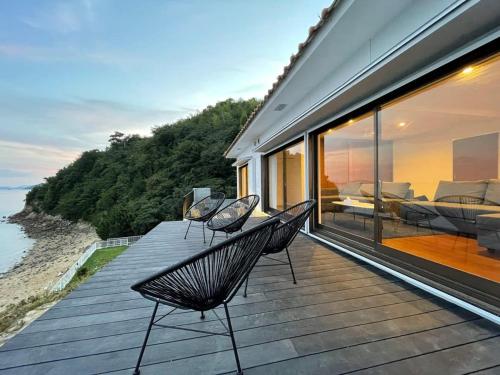 bLOCAL Sugawa House - 1 Bedroom House with Beautiful Ocean View for 12 Ppl