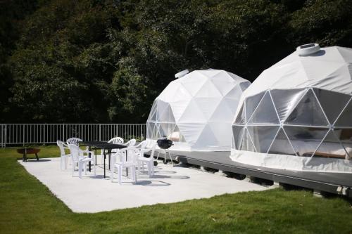 b local Sugawa House - Exclusive Beach Front Domes