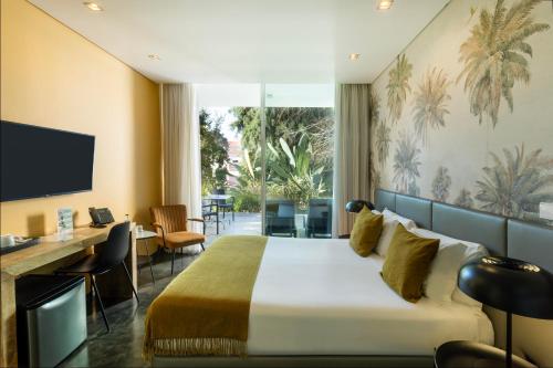 Superior Double Room with Balcony image 7