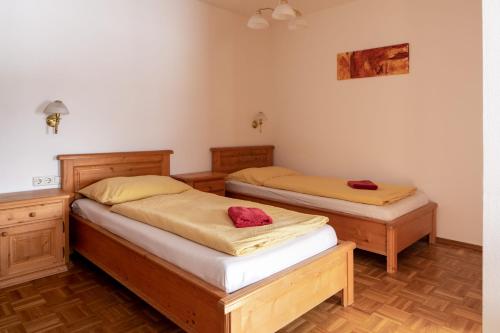 2 twin beds