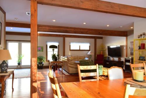 Berkshire Vacation Rentals: Peaceful Post and Beam Loft Sleeps 9 in New Marlborough (MA)
