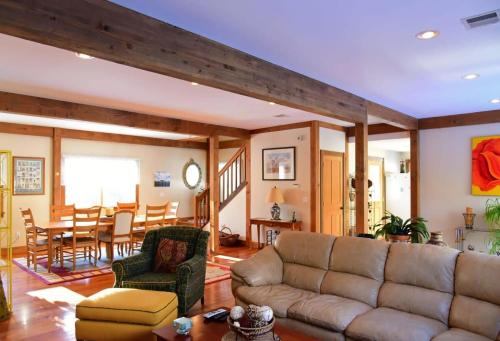 Berkshire Vacation Rentals: Peaceful Post and Beam Loft Sleeps 9 in New Marlborough (MA)