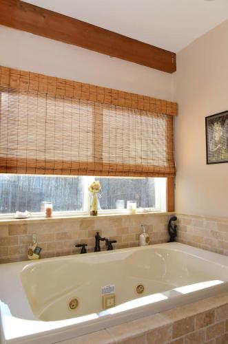 Berkshire Vacation Rentals: Peaceful Post and Beam Loft Sleeps 9 in New Marlborough (MA)