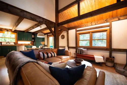 Berkshire Vacation Rentals: Stonebridge Cabin: Modern Amenities Enjoy Nature - image 3