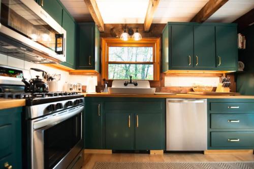 Berkshire Vacation Rentals: Stonebridge Cabin: Modern Amenities Enjoy Nature - image 5