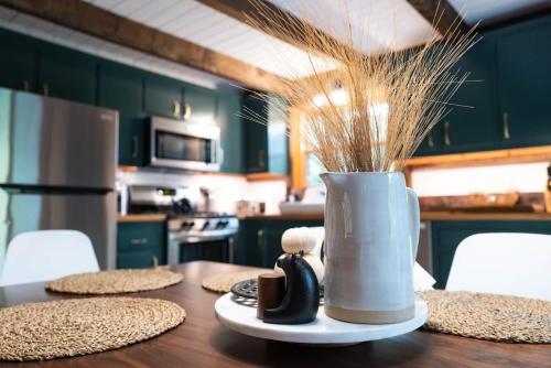 Berkshire Vacation Rentals: Stonebridge Cabin: Modern Amenities Enjoy Nature - main image
