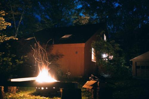 Berkshire Vacation Rentals: Stonebridge Cabin: Modern Amenities Enjoy Nature - image 13