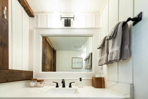 Berkshire Vacation Rentals: Stonebridge Cabin: Modern Amenities Enjoy Nature - image 6