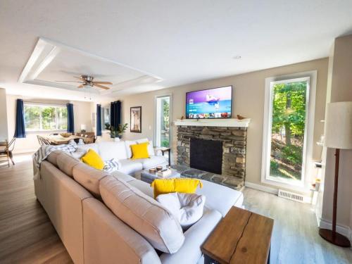 Berkshire Vacation Rentals: Leicester Lake Front Home Come Relax in Auburn (Massachusetts)