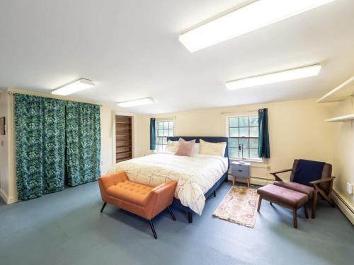 Berkshire Vacation Rentals: Renovated Five Bedrooms In Historic Williamstown - image 6