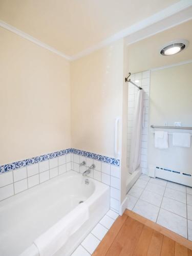 Berkshire Vacation Rentals: Renovated Five Bedrooms In Historic Williamstown in Cold Spring