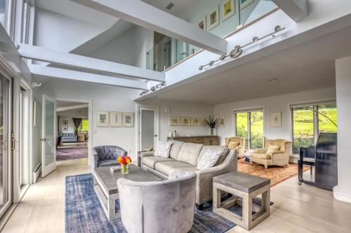 Berkshire Vacation Rentals: The Brookman: Renovated 6000 SF Estate On 40 Acres in 威廉斯鎮 (MA)