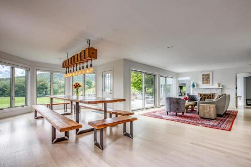 Berkshire Vacation Rentals: The Brookman: Renovated 6000 SF Estate On 40 Acres in 威廉斯鎮 (MA)