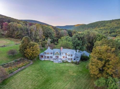Berkshire Vacation Rentals: The Brookman: Renovated 6000 SF Estate On 40 Acres in 威廉斯鎮 (MA)