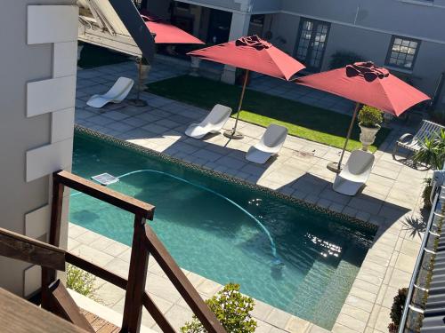 Peldbaseins, 186m² 4 guļamistaba, 3 privāta vannas istaba Vasarnīca Pletenberga
 (Stoneridge Cottage) in Plettenberg Beja