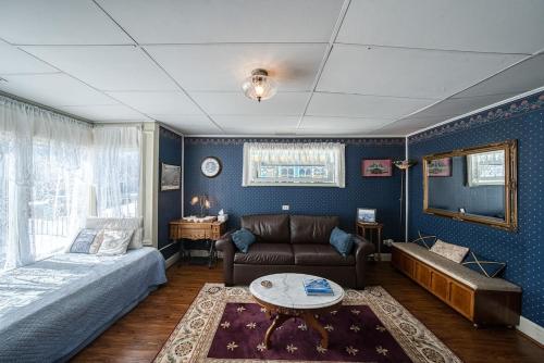 New Listing Charming 2bd walkable to shops