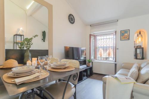 Pretty Studio in Old Town by Rent All Como - Apartment - Carate Urio