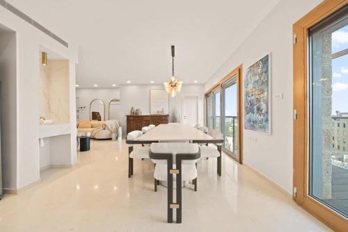 King David Residence Luxury 3 BD Pool Gym Parking - image 2
