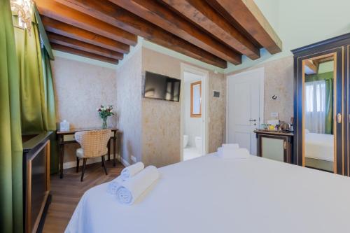 Standard Double Room image 9