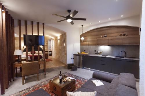 King Suite with Spa Bath image 9