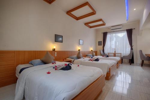 3 twin beds