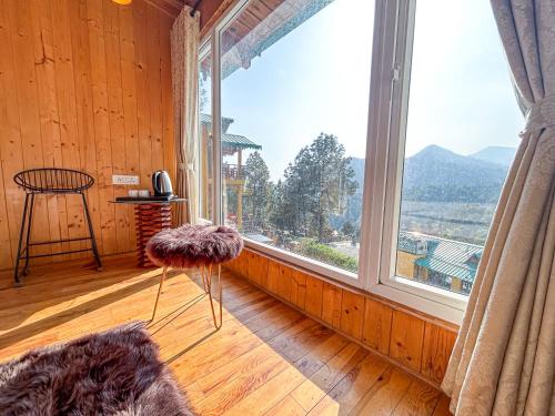 Skats, THEHIMALAYANLIVING WHISTLING PINES in Ladfora Talla