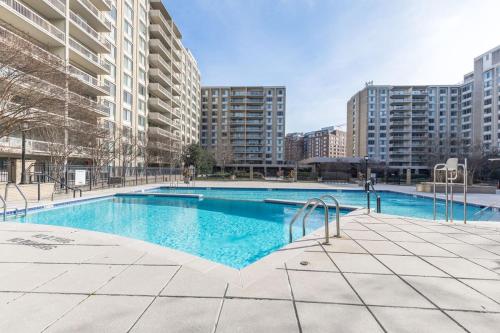 Urban Charm: 2BR Modern Retreat Close to Downtown in Arlington, USA