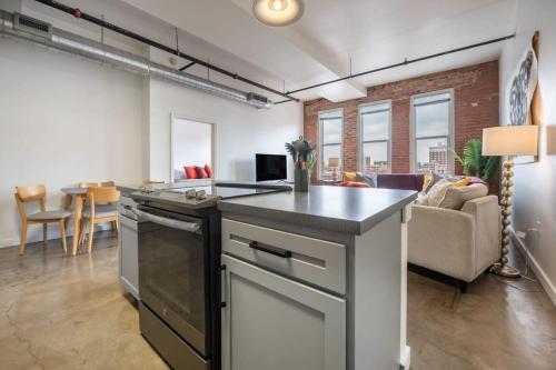 3BR 2BA Luxury Historic Loft With Gym by ENVITAE, Kansas City (photo 6)