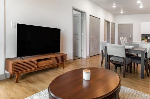 2BR Luxury New Apartment with Outdoor Pool in Kansas City, USA