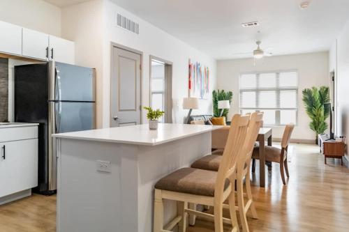 2BR Luxury New Apartment with Outdoor Pool in Kansas City, USA