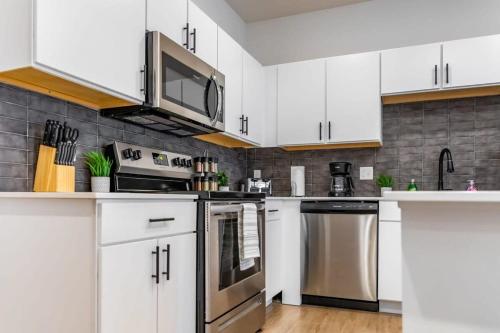 2BR Luxury New Apartment with Outdoor Pool in Kansas City, USA