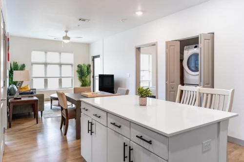 2BR Luxury New Apartment with Outdoor Pool in Kansas City, USA
