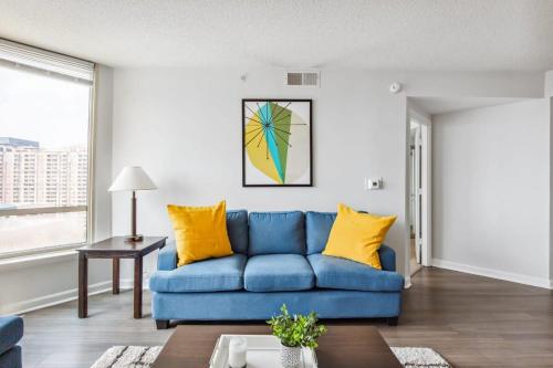 2BR Luxury City Suite With Gym & Pool in Arlington, USA