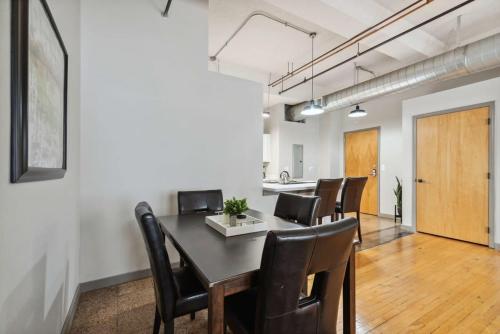 Spacious & Elegant 2BR Downtown Retreat in Kansas City, USA