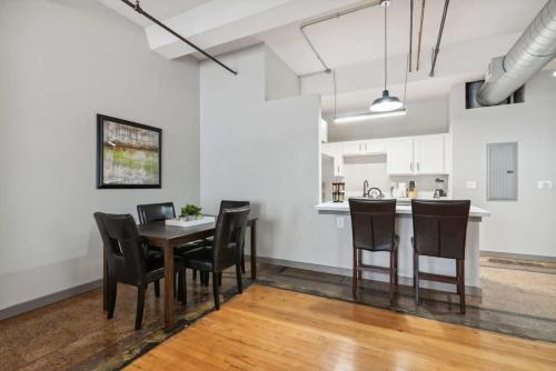 Spacious & Elegant 2BR Downtown Retreat in Kansas City, USA