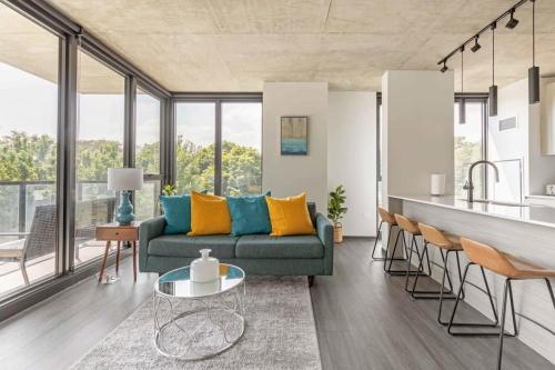 2BR Chic New Apartment With Rooftop Pool & Gym in Chicago, USA