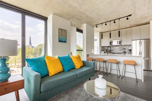2BR Chic New Apartment With Rooftop Pool & Gym in Chicago, USA
