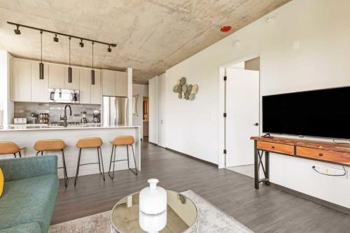2BR Chic New Apartment With Rooftop Pool & Gym in Chicago, USA