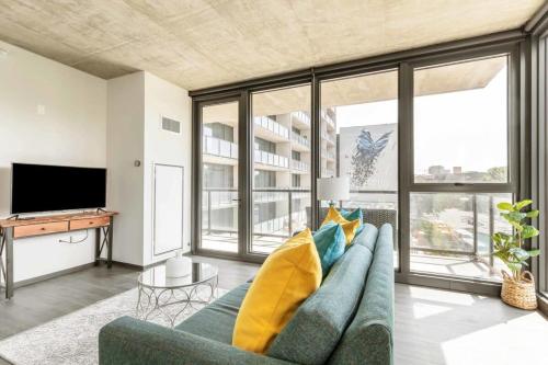2BR Chic New Apartment With Rooftop Pool & Gym in Chicago, USA