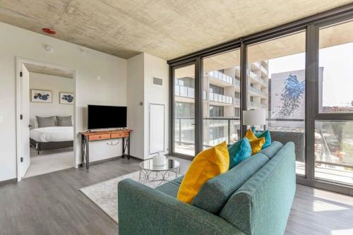 2BR Chic New Apartment With Rooftop Pool & Gym in Chicago, USA