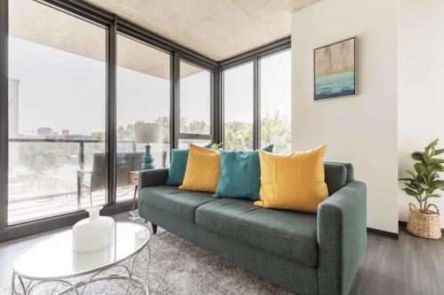 2BR Chic New Apartment With Rooftop Pool & Gym in Chicago, USA