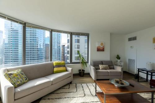 Ultimate 3BR Luxury Suite near Navy Pier with Gym & Pool by ENVITAE