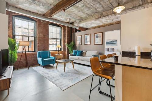 2BR Historic Loft Retreat With Pool & Gym in Pittsburgh, USA