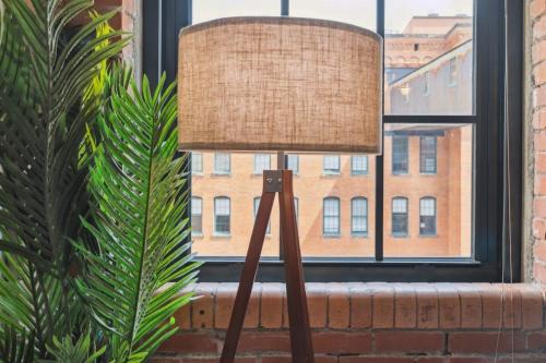 2BR Historic Loft Retreat With Pool & Gym in Pittsburgh, USA