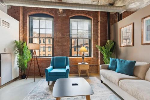 2BR Historic Loft Retreat With Pool & Gym in Pittsburgh, USA