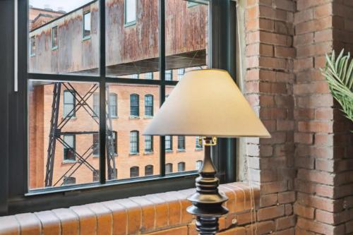 2BR Historic Loft Retreat With Pool & Gym in Pittsburgh, USA