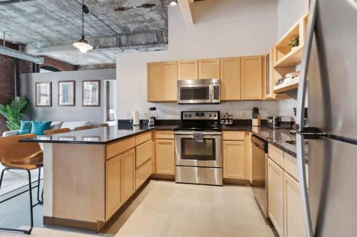 2BR Historic Loft Retreat With Pool & Gym in Pittsburgh, USA