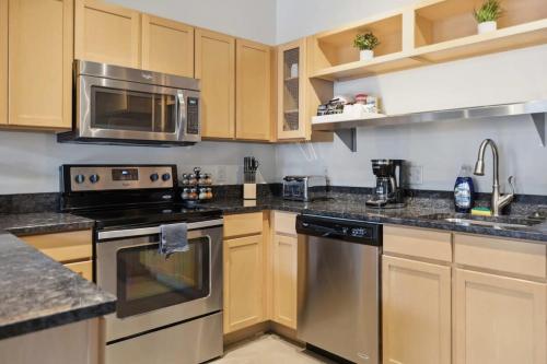 2BR Historic Loft Retreat With Pool & Gym in Pittsburgh, USA